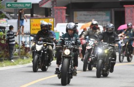 Momen Jokowi dan Para Menteri Naik Motor saat Kunker di Sumut