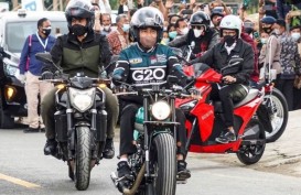 Sandiaga Uno Pilih Naik Motor Listrik saat Temani Jokowi di Toba