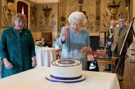 Foto-foto Ratu Elizabeth Potong Kue Rayakan 70 Tahun…