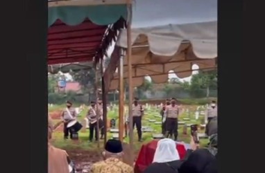 Foto Jenazah AKP Novandi Arya Dimakamkan Secara Militer di Jakarta