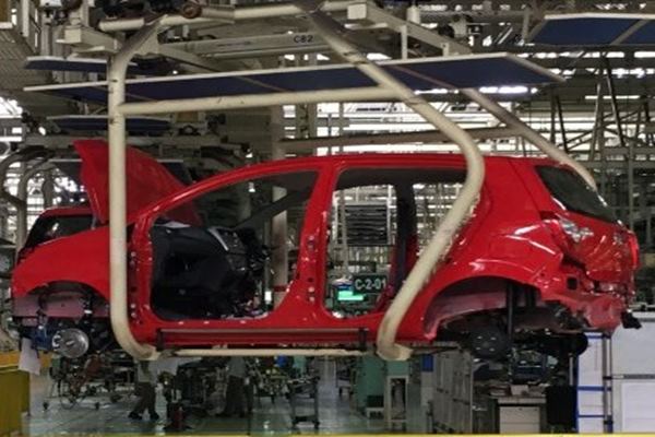 Proses produksi mobil di Karawang Assembly Plant (KAP) milik Astra Daihatsu Motor (ADM). (ANTARA News -  Sella Panduarsa Gareta)