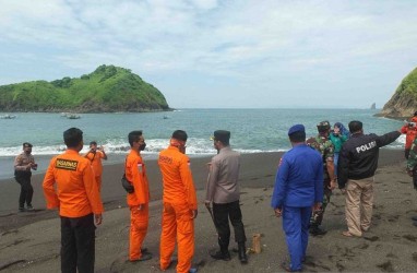 20 Orang Terseret Ombak saat Ritual di Pantai Payangan Jember