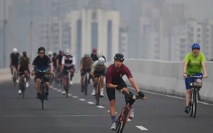 Sejumlah pesepeda memacu kecepatan saat berlangsung uji coba pemberlakuan lintasan road bike di jalan layang non tol (JLNT) Kampung Melayu-Tanah Abang, Jakarta, Minggu (23/5/2021). - Antara\\r\\n