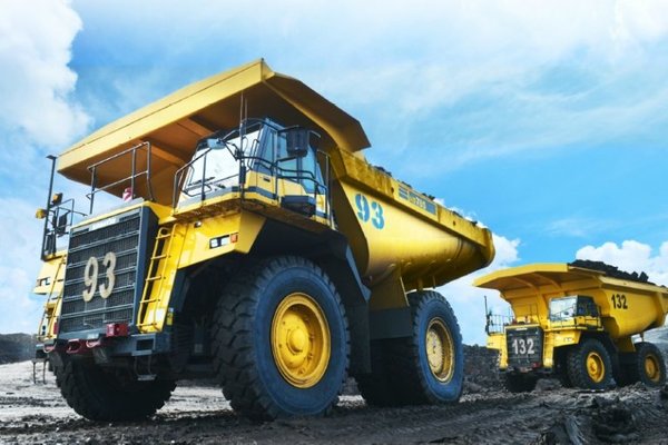 Sebuah trailer sedang mengangkut lapisan tanah di area pertambangan PT Golden Energy Mines Tbk. - goldenenergymines.com