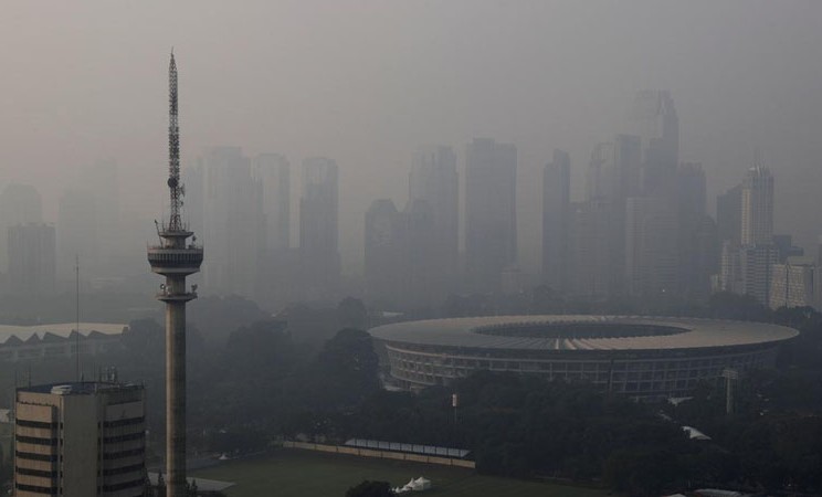 Polusi udara Jakarta. Gambar diambil menjelang Asian Games tahun lalu. - Reuters