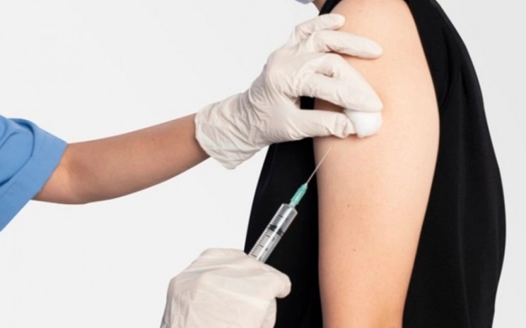 Ilustrasi petugas menyuntikkan vaksin Covid-19 ke lengan pasien - Freepik 