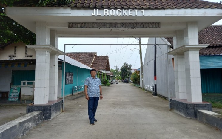 Nurul Atik saat berdiri di Jalan Rocket - HarianJogja