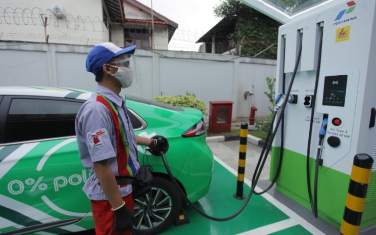 Petugas mengisi daya mobil listrik di Stasiun Pengisian Kendaraan Listrik Umum (SPKLU) di kawasan Fatmawati, Jakarta, Sabtu (12/12 - 2020). Fast charging 50 kW ini didukung berbagai tipe gun mobil listrik. ANTARA FOTO\\r\\n