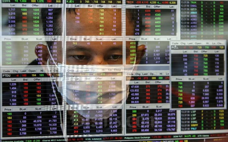 Karyawan mengamati pergerakan harga saham di Profindo Sekuritas, Jakarta, Senin (14/2/2022). Bisnis - Eusebio Chrysnamurti