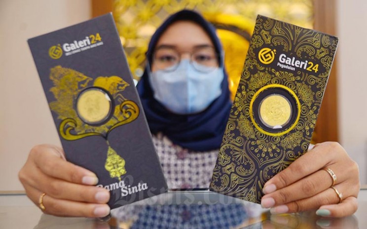 Pegawai menunjunkan emas batangan di Galeri 24, Jakarta, Rabu (12/1/2022). Bisnis - Fanny Kusumawardhani 
