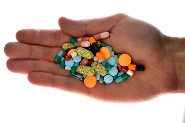 Ilustrasi obat-obatan tablet dan kapsul. - REUTERS/Srdjan Zivulovic