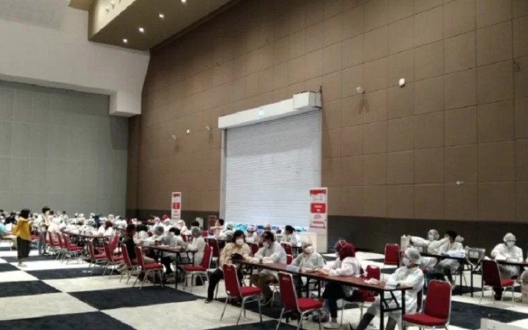 Warga mengikuti vaksinasi "booster" di JIEXPO Kemayoran, Jakarta, Selasa (18/1/2022). - Antara