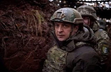 Cek Fakta : Viral Beredar Foto-foto Presiden Ukraina Pakai Seragam Militer Ikut Perang