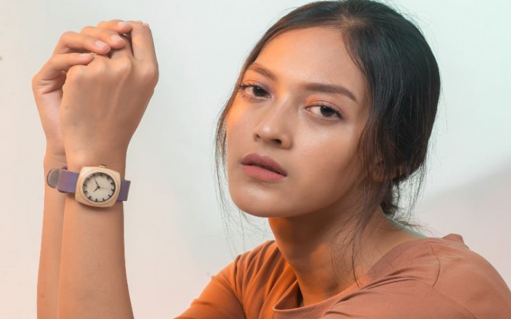 Seorang model sedang memamerkan produk jam tangan Eboni Watch