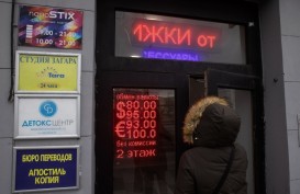Foto-foto Warga Rusia Antre Panjang untuk Tarik Tunai di ATM