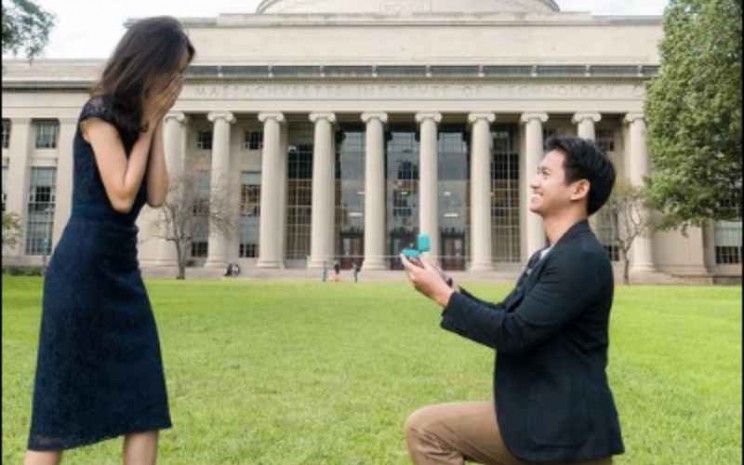 CEO Ruangguru, Belva Syah Devara melamar sang kekasih, Sabrina Anggraini, di halaman kampus Massachusett Institute of Technology (MIT) pada Senin (4/10 - 2021).