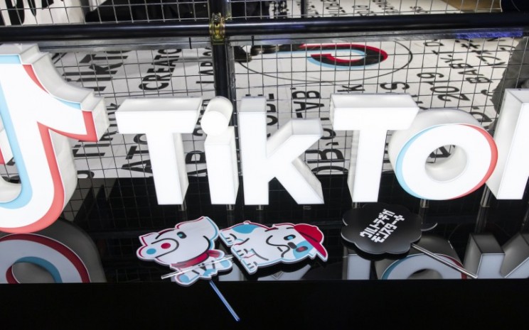 Logo TikTok ditampilkan di TikTok Creator's Lab 2019 yang digelar Bytedance Ltd. di Tokyo, Jepang, Sabtu (16/2/2019). - Bloomberg/Shiho Fukada