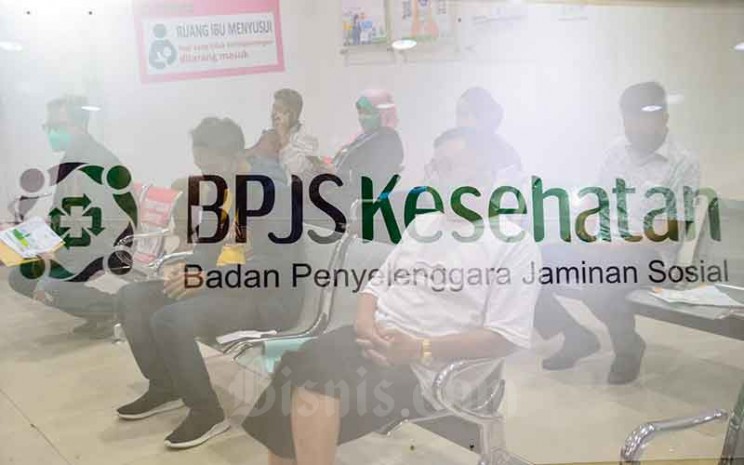 Peserta mengantre di salah satu kantor cabang Badan Penyelenggara Jaminan Sosial (BPJS) Kesehatan di Jakarta, Selasa (22/2/2022). Bisnis - Fanny Kusumawardhani