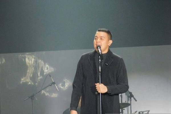 Penyanyi Tulus dalam konser "Monokrom" di Istora Senayan, Jakarta, Rabu (6/2/2019). - Antara
