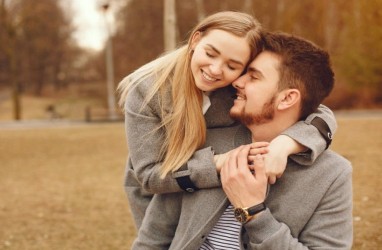10 Tanda Pria Sangat Mencintai Perempuan dan Ingin Menikahimu