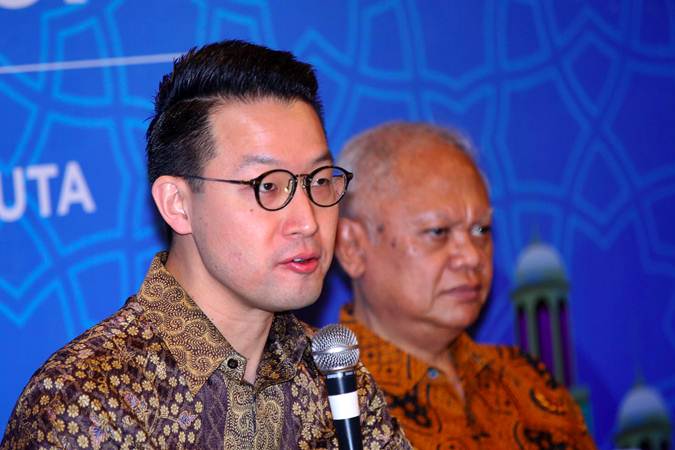 CEO PT Lippo Karawaci Tbk. John Riady (kiri) bersama Presiden Direktur Ketut Budi Wijaya memberikan penjelasan saat halalbihalal dengan media, di Jakarta, Kamis (20/6/2019). - Bisnis/Abdullah Azzam