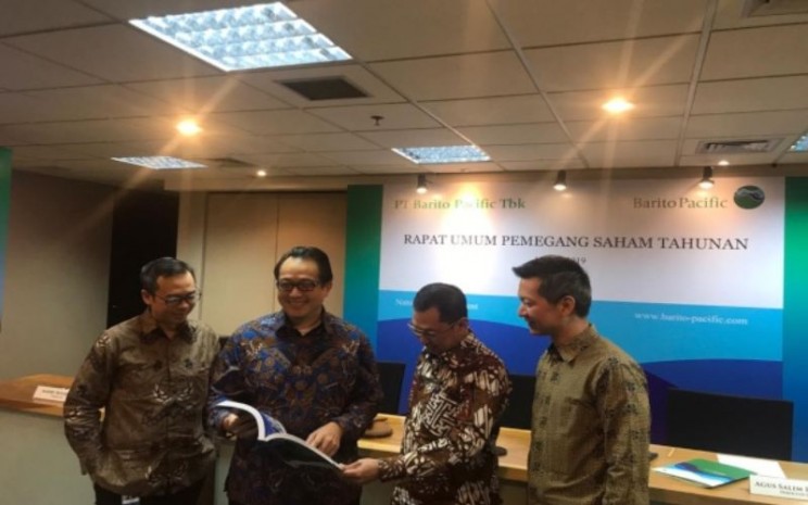 Direksi Barito Pacific berfoto usai rapat umum pemegang saham tahunan kinerja 2018 di Jakarta, Rabu (15/5/2019). - Bisnis/M. Nurhadi Pratomo
