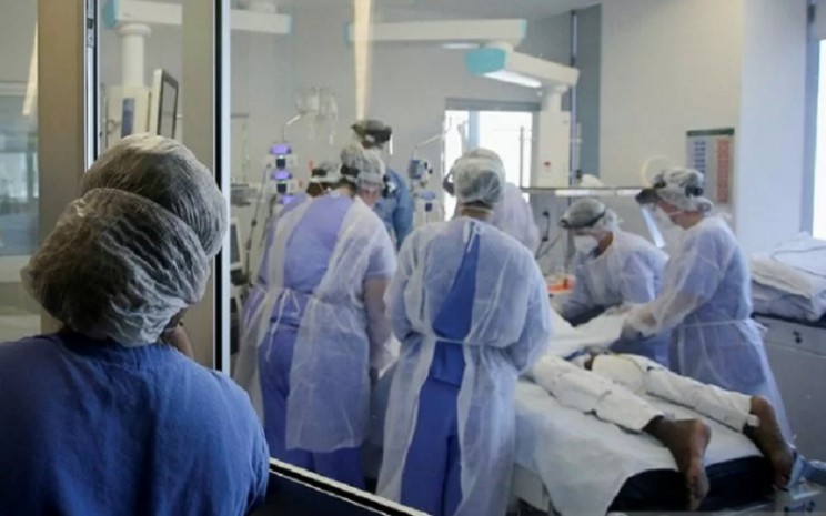 Para petugas medis menangani seorang pasien di unit layanan intensif (ICU) di RS Hospital das Clinicals di Porto Alegre, Brasil, Jumat (14/1/2022), di tengah penyebaran penyakit Covid-19. - Antara/Reuters
