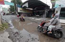 Jalan Utama Kawasan Wisata Batik Trusmi Cirebon Rusak Parah