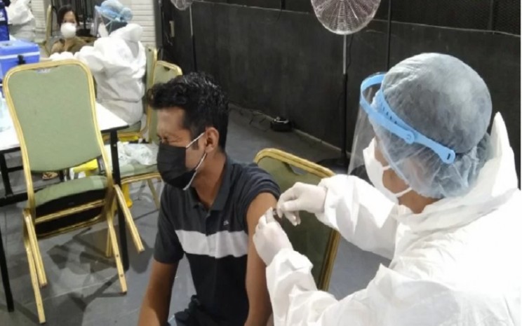 Petugas medis menyuntikkan vaksinasi COVID-19 di salah satu sentra vaksinasi di Jakarta Selatan, Senin (28/6/2021). - Antara
