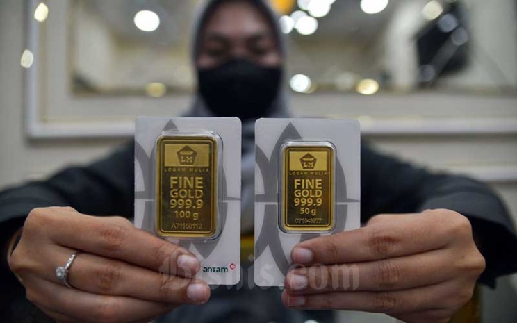 Karyawan menunjukan emas batangan di Galeri 24 Pegadaian, Jakarta, Senin (14/2/2022). Bisnis - Fanny Kusumawardhani