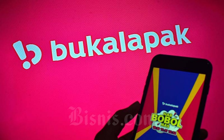 Warga menggunakan aplikasi Bukalapak di Jakarta, Selasa (18/1/2022). Saham BUKA telah naik hingga 17 persen dalam sepekan terakhir Bisnis - Fanny Kusumawardhani