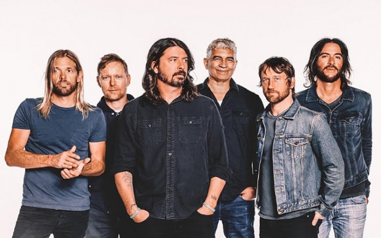 Taylor Hawkins drummer band Foo Fighters (paling kiri)  - istimewa