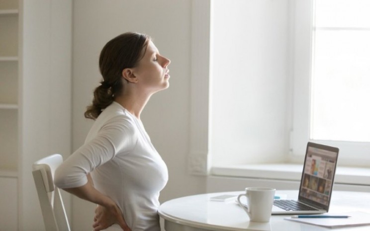 Nyeri punggung atau low back pain bisa menyerang usia muda, terutama karena terlalu lama bekerja di balik meja - Freepik.com