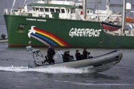 Kapal Tanker Pertamina Dikepung Aktivis Greenpeace…