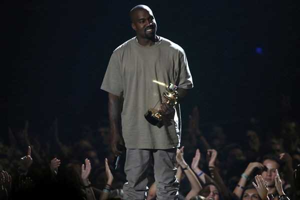 Kanye West saat menerima penghargaan di MTV Video Music Awards 2015 - Reuters