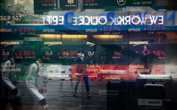 Monitor menampilkan informasi pasar saham di Nasdaq MarketSite di New York, AS, Jumat (28/1/2022). Bloomberg - Michael Nagle