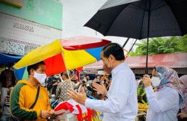 Jokowi Dipayungi Iriana saat Bagikan BLT Minyak Goreng di Jambi