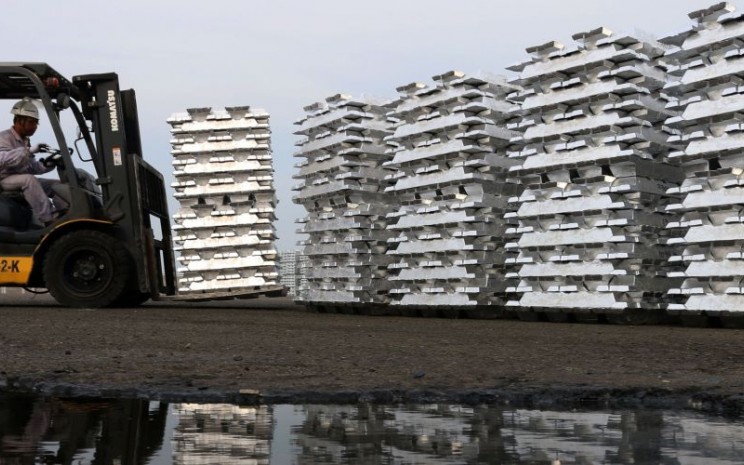 Petugas melakukan proses penyimpanan sementara aluminium ingot di pabrik peleburan PT Inalum, Batubara, Sumatera Utara. - Antara / Irsan Mulyadi.