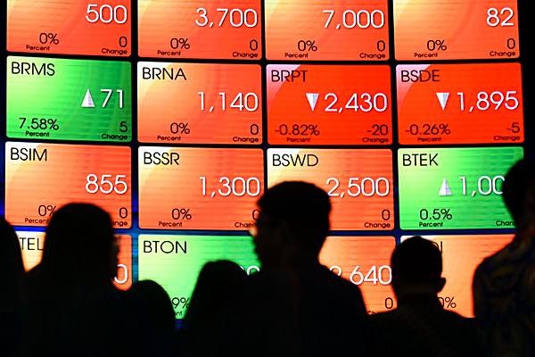 Pialang mengamati grafik pergerakan saham di Bursa Efek Indonesia, Jakarta. - Antara/Akbar Nugroho Gumay
