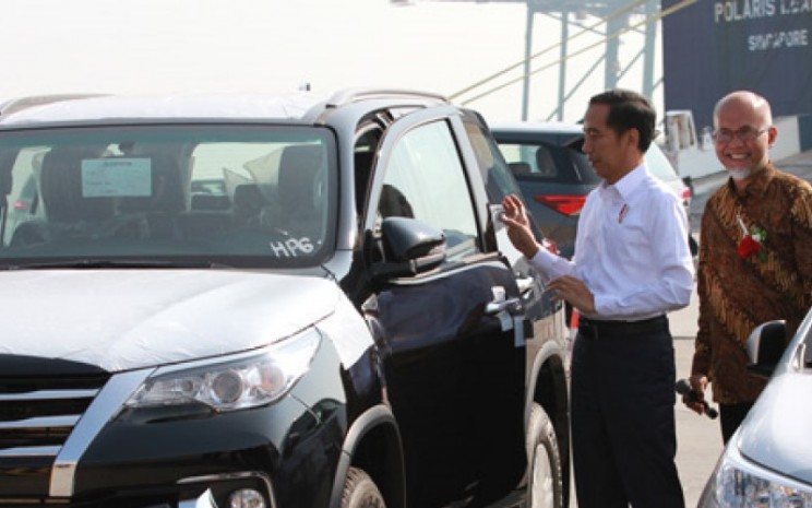 Ilustrasi - Presiden Joko Widodo, dan Presiden Director PT Toyota Motor Manufacturing Indonesia (TMMIN) Warih Andang Cahyono pada acara peluncurkan ekspor mobil Toyota di Jakarta.  - TMMIN