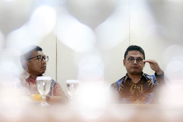 Vice President Director Protelindo Adam Gifari (kanan) bersama Director Indra Gunawan menjelaskan tentang kinerja perusahaannya saat berkunjung ke kantor Redaksi Harian Bisnis Indonesia, di Jakarta, Rabu (24/1). - JIBI/Abdullah Azzam