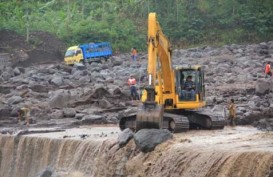 Banjir Lahar di Lereng Gunung Merapi, Truk Tertimbun Pasir di Kali Gendol