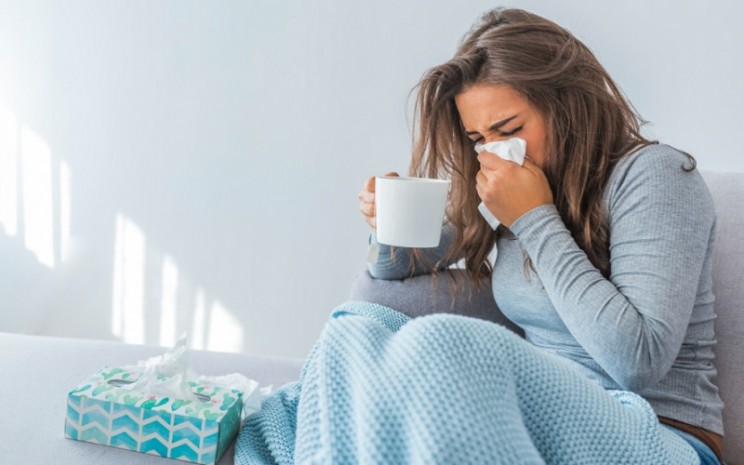 Ilustrasi perempuan mengalami gejala Covid-19 yang mirip dengan gejala flu - Freepik 