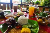 Menikmati Kuliner Bandung Ditemani Pemandangan Lampu Perkotaan di Cartil