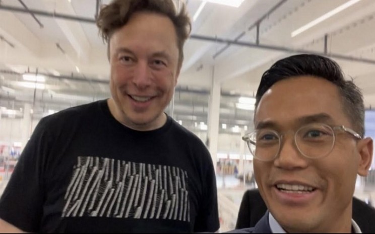 Anidya Bakrie melakukan selfie bersama CEO Tesla Inc Elon Musk yang resmi mengakuisisi Twitter senilai US44 miliar - Instagram Anindya Bakrie. 