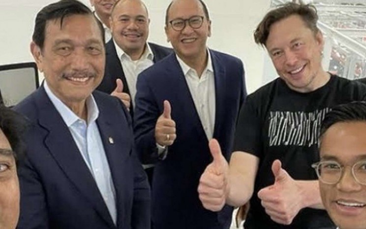 Menteri Koordinator Bidang Kemaritiman dan Investasi (Menko Marves) Luhut Binsar Pandjaitan bertemu dengan CEO Tesla Inc. Elon Musk / Instagram Anindya Bakrie.rn