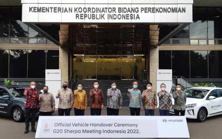 Penyerahan mobil listrik Hyundai di Kantor Kementerian Koordinator Bidang Perekonomian, Jakarta, Rabu (24/11/2021) - Bisnis/Wibi P.