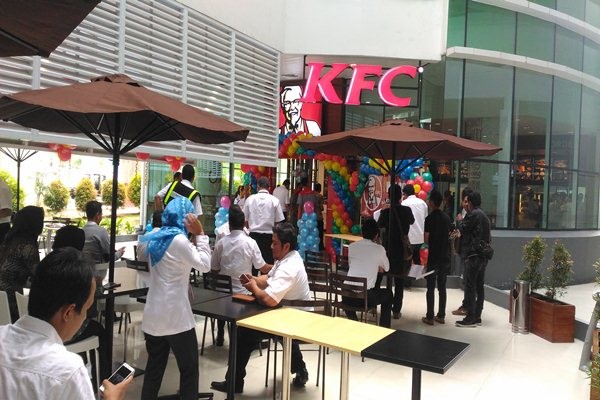 Gerai KFC di Bandara Sepinggan yang pembukaannya berlangsung pada Kamis (8/12/2016). - Bisnis/Nadya Kurnia