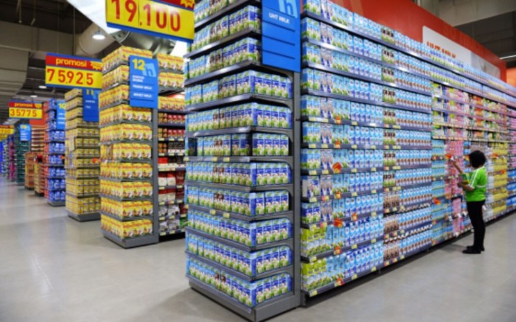 Deretan susu UHT di sebuah supermarket, beberapa waktu lalu - Bloomberg/Dimas Ardian
