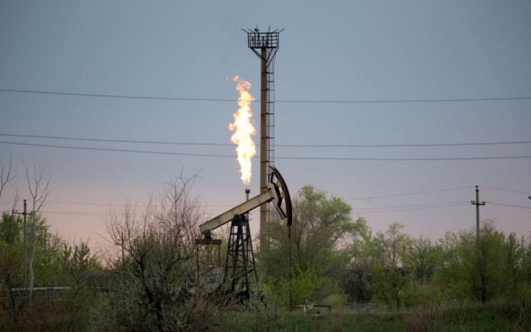 Pompa angguk di ladang minyak dan gas - Bloomberg/Andrey Rudakov